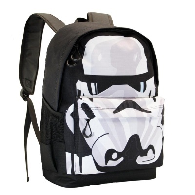 Mochila preta com estampa de capacete Stormtrooper em branco e preto