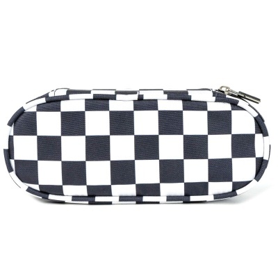 Estojo preto e branco com padrão quadriculado e fecho de correr metálico