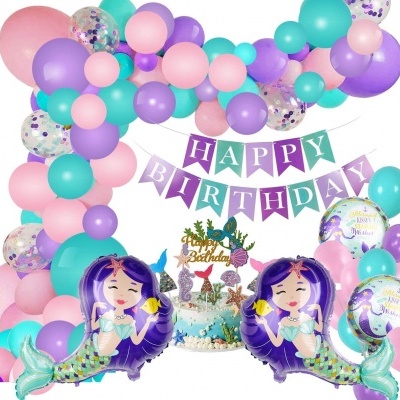 Decoração de aniversário com balões coloridos, sereias e bolo