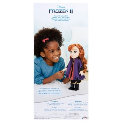 Boneca da Anna de Frozen II na embalagem com criança e fundo branco