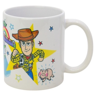 Caneca branca com ilustrações do personagem Woody e elementos coloridos