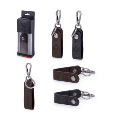 Conjunto de chaveiros em pele castanha e preta com mola metálica e embalagem preta