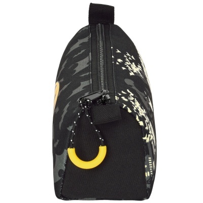 Bolsa preta com padrão camuflado e argola amarela no fecho