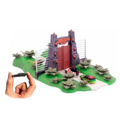 Brinquedo Jurassic Park com portão, cerca e miniaturas de carros e figura humana para escala.