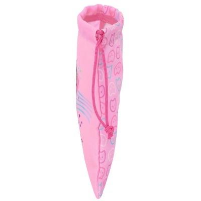 Estojo rosa triangular com padrão de máscaras e fecho de cordão