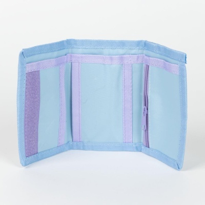 Carteira azul claro aberta com detalhes lilás e compartimentos para cartões e moedas