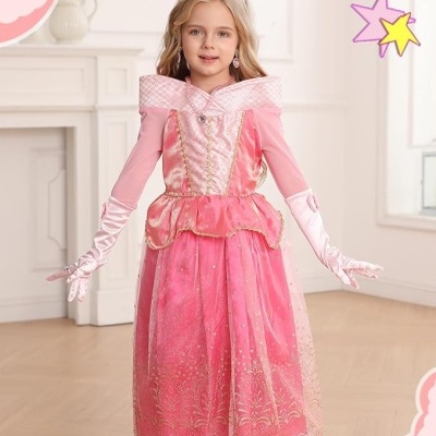 Menina com vestido cor-de-rosa de princesa, luvas cor-de-rosa e tiara prateada em interior luminoso