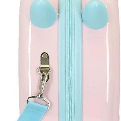 Mala de viagem rosa clara com fecho azul e rodas pretas.