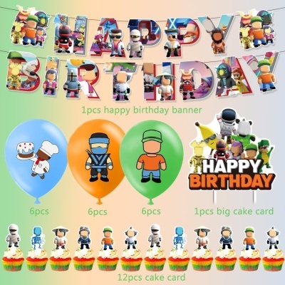 Banner de aniversário com letras coloridas e personagens de jogo, balões com desenhos e toppers para bolos