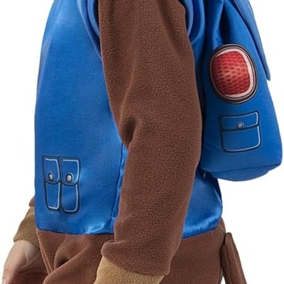 Criança com fato castanho e colete azul com detalhes e cauda