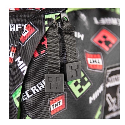 Mochila preta com padrões coloridos de Minecraft e fechos pretos com símbolos quadrados