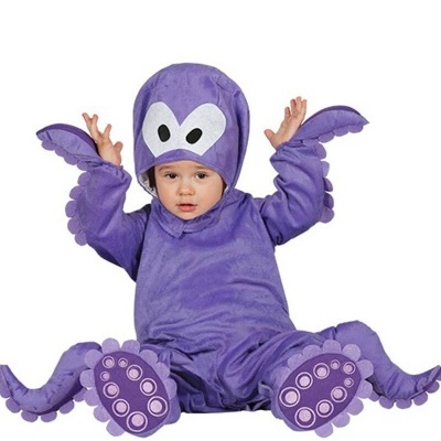 Criança com fato de polvo roxo e olhos grandes em fundo branco