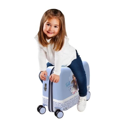 Mala de viagem infantil cor lilás com estampa Frozen e roda, menina sentada em cima