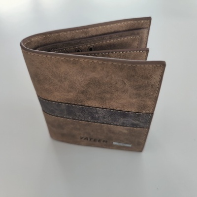 Carteira masculina castanha com risca horizontal escura e texto VATEER