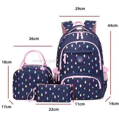 Conjunto de mochila, bolsa e estojo azul escuro com padrão de gotas coloridas e medidas indicadas