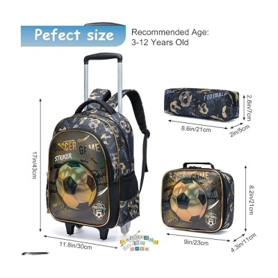 Conjunto escolar com tema de futebol para crianças com mochila, mala e estojo em tons de azul, dourado e bege.