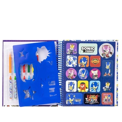 Caderno espiral aberto com stencil azul e autocolantes do Sonic Prime