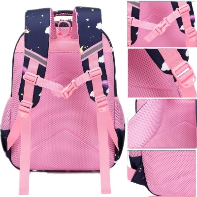 Mochila infantil cor-de-rosa com fundo azul escuro estampado de estrelas e luas