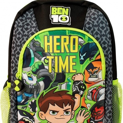 Mochila infantil Ben 10 preta com bolso frontal colorido e texto HERÓ TIME