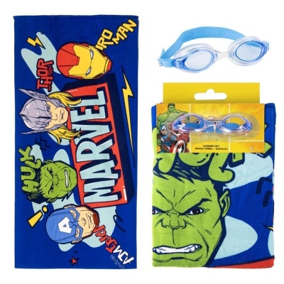 Conjunto de praia Marvel com toalha destacando heróis e óculos de natação azul