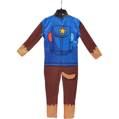 Fato infantil azul e castanho com padrão de mochila e patas, pendurado num cabide