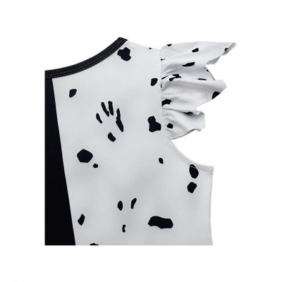 Detalhe de roupa com padrão branco e manchas pretas, manga franzida e decote preto