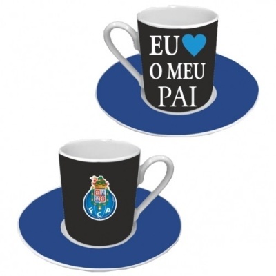 Chávenas de café pretas com texto e emblema FC Porto, com pires azuis