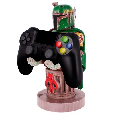 Estatueta Boba Fett com comando de videojogo preto e base redonda rosa.