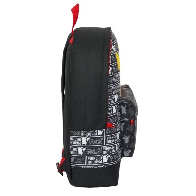 Mochila preta e vermelha com padrão de texto e bolso camuflado