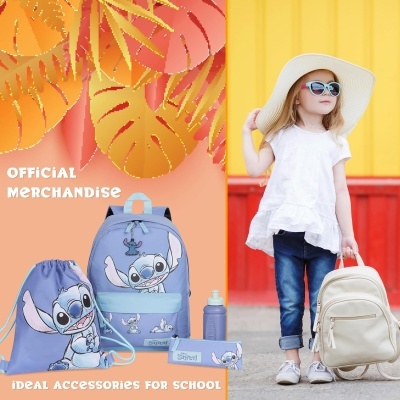 Conjunto escolar azul com personagem Stitch e criança com mochila bege