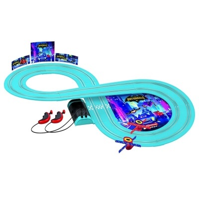 Pista de corrida para carros de brinquedo azul claro com tema BATWHEELS e comandos vermelhos e pretos