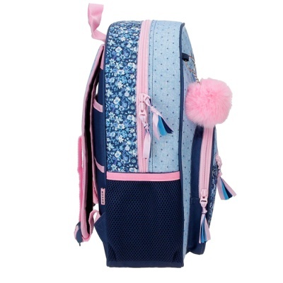 Mochila azul com padrão floral, detalhes rosa e pompom cor-de-rosa