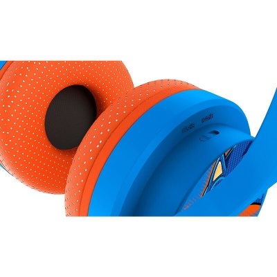 Auriculares coloridos com almofadas laranja perfuradas e estrutura azul