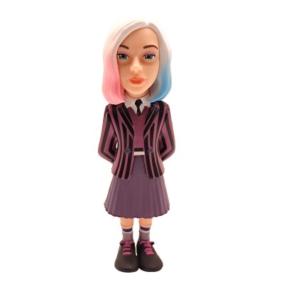 Boneco colecionável feminino com roupa roxa e blazer listrado em rosa e preto