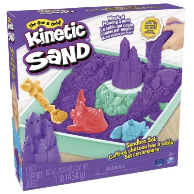 Conjunto Kinetic Sand com areia cinética roxa e moldes coloridos em embalagem