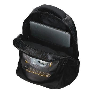 Mochila preta com laptop aberta, padrão pixelado e bolso frontal com desenho e texto