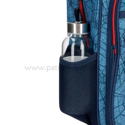 Garrafa de vidro com tampa prateada num bolso lateral em rede azul escuro de uma mochila azul com padrão de folhas.