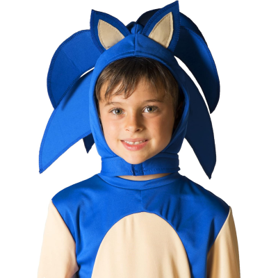 Criança com fantasia azul e bege com capuz que imita orelhas e espinhos de Sonic