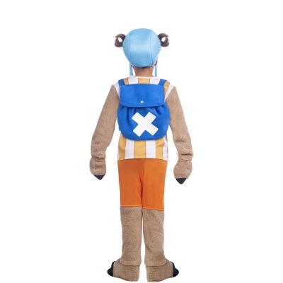 Criança de costas com fantasia colorida, mochila azul com X branco e boné azul com orelhas.