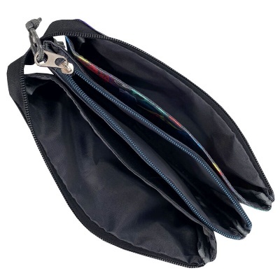 Estojo organizador de tecido preto com dois compartimentos e fecho de correr azul escuro