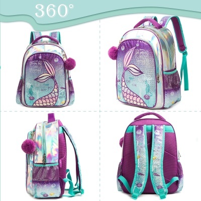 Mochila lilás com padrão de sereia e pompons roxos