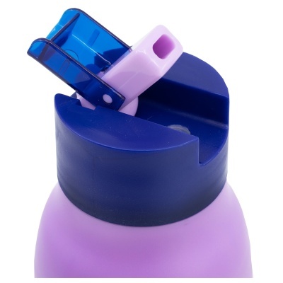 Garrafa de plástico lilás com tampa azul escura e bico rosado com trava azul