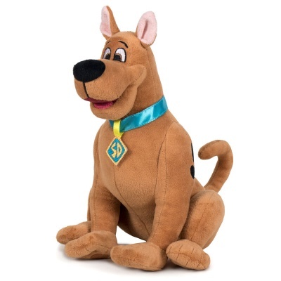 Pelúcia do Scooby-Doo castanho com coleira azul e placa 'SD' sentado
