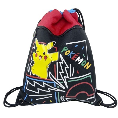 Mochila de cordão preta com estampa de Pikachu e texto Pokémon, com parte superior vermelha e fecho de cordão