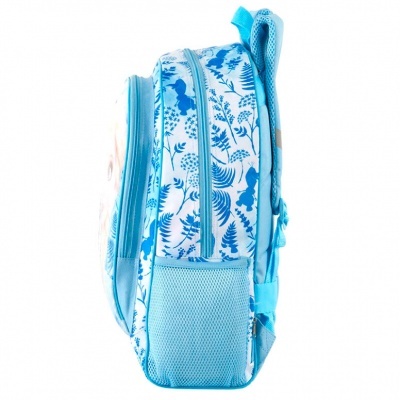 Mochila azul e branca com padrão de folhas e flores vista de lado.