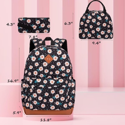 Conjunto de mochila, mala e carteira com padrão de flores brancas e laranjas sobre fundo preto