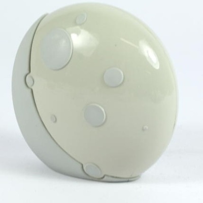 Sensor de movimento redondo creme com botões brancos