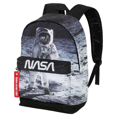 Mochila preta com imagem de astronauta e texto NASA na bolsa frontal
