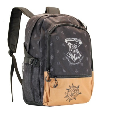 Mochila preta e castanha com escudo Hogwarts e padrão de bússola