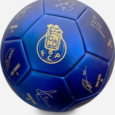 Bola de futebol azul com assinatura e logótipo do FC Porto